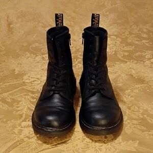 Dr. Martens Black Leather Lace-Up Combat  Boots Women's 7.0 Men's 6.0